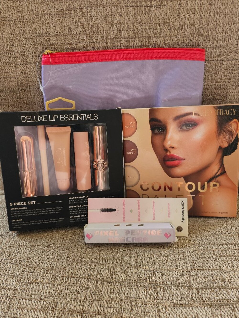 Ellen Tracy- Kara Beauty - Makeup & Beauty Gift Bundle with Cosmetic Bag – New